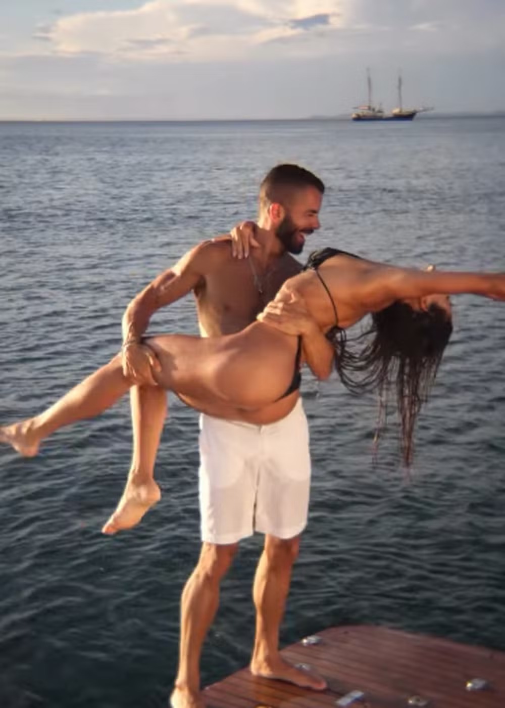 Mari Gonzalez e Rafa Pipo trocam beijos e amassos em Salvador &mdash; Foto: Reprodu&ccedil;&atilde;o/Instagram