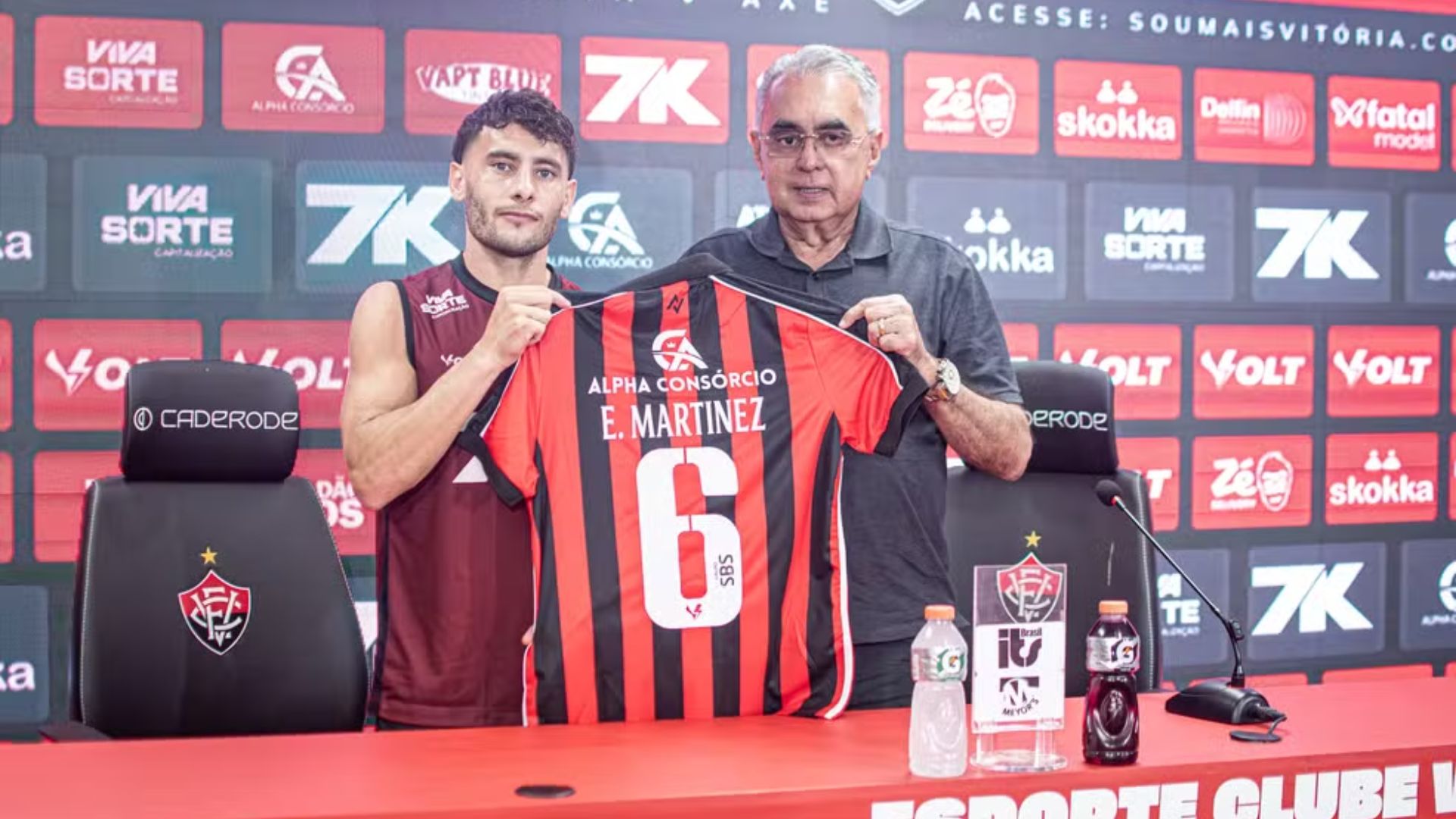 Emmanuel Martínez é apresentado pelo diretor de futebol Sérgio Papellin - Victor Ferreira/EC Vitória