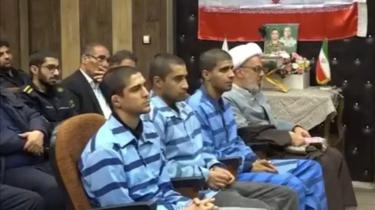 Saleh Mohammadi (primeiro à esquerda) era um lutador de wrestling que foi enforcado no Irã; ao seu lado estão Mehdi Ghasemi e Saeed Davodi, que também foram enforcados