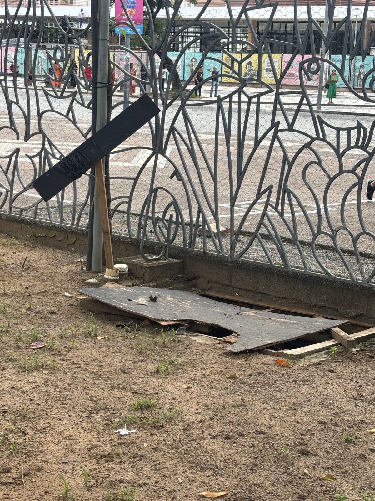 Cenário de abandono na Praça do Campo Grande