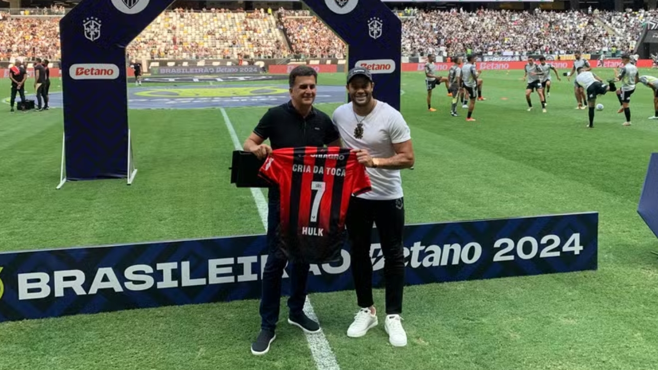 Hulk sendo homenageado pelo presidente do Vitória, Fabio Mota, na Arena MRV