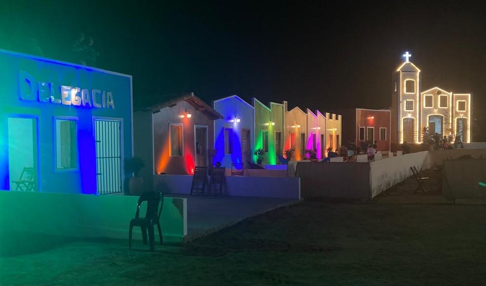 Prefeitura, delegacia, bodega e igreja: conheça a ‘Cidade do Forró’ construída por Dorgival Dantas no interior do RN