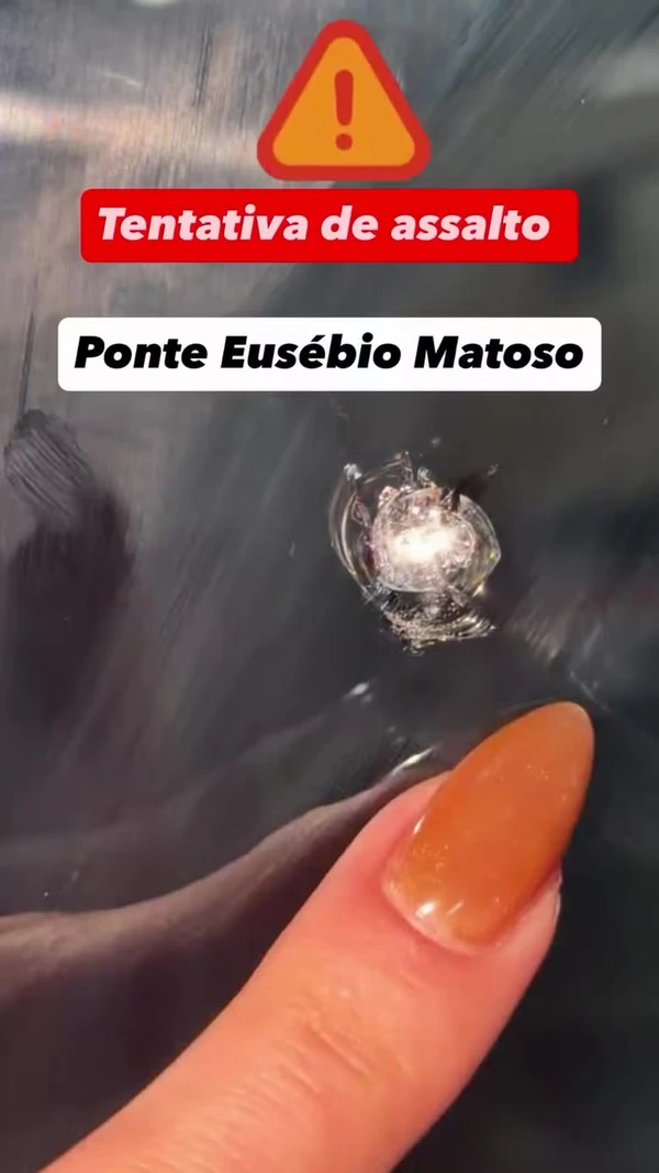 Natacha Horana mostra carro atingido após tentativa de assalto