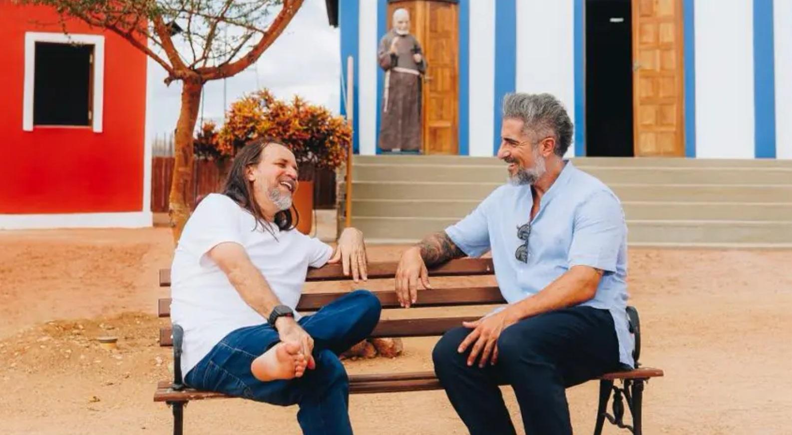 Marcos Mion visita a Cidade do Forró ao lado de Dorgival Dantas para série especial do Caldeirão