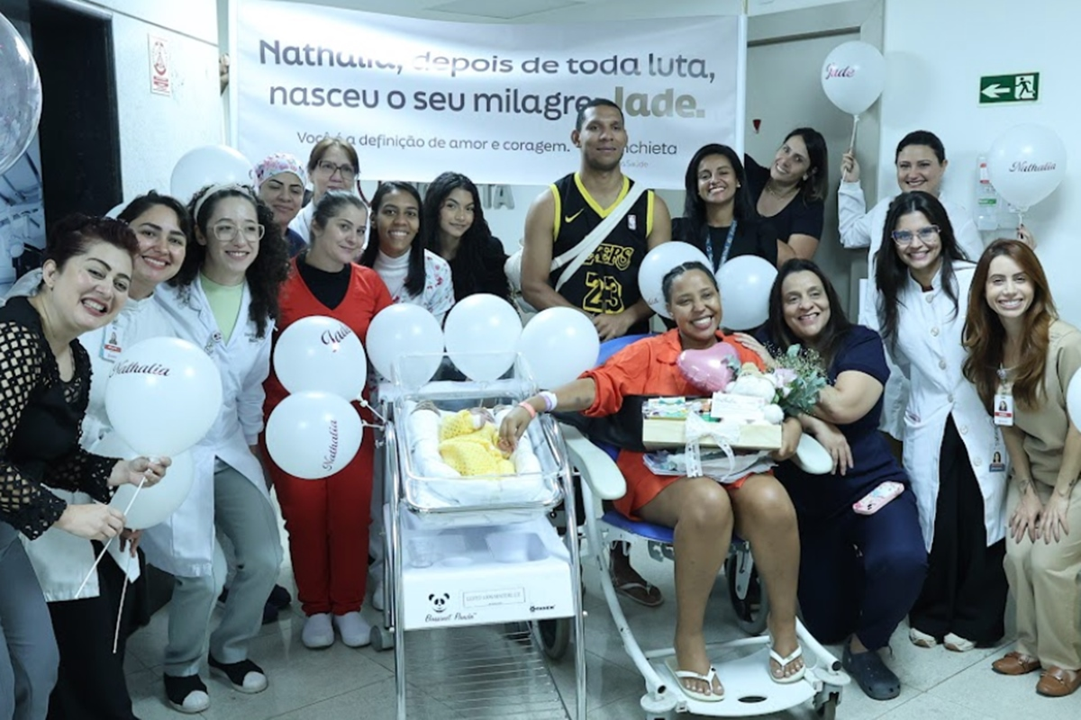 Nathalia com a filha ea equipe do hospital
