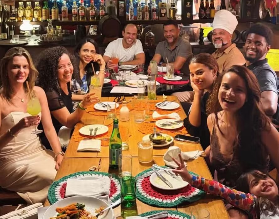 Clara Buarque com João Pedro, o pai, Carlinhos Brown, e amigos — Foto ReproduçãoInstagram