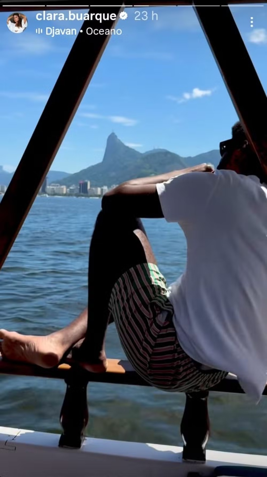 Clara Buarque posta foto de João Pedro Januário com a música "Oceano" de Djavan, ao fundo — Foto: reprodução/ instagram