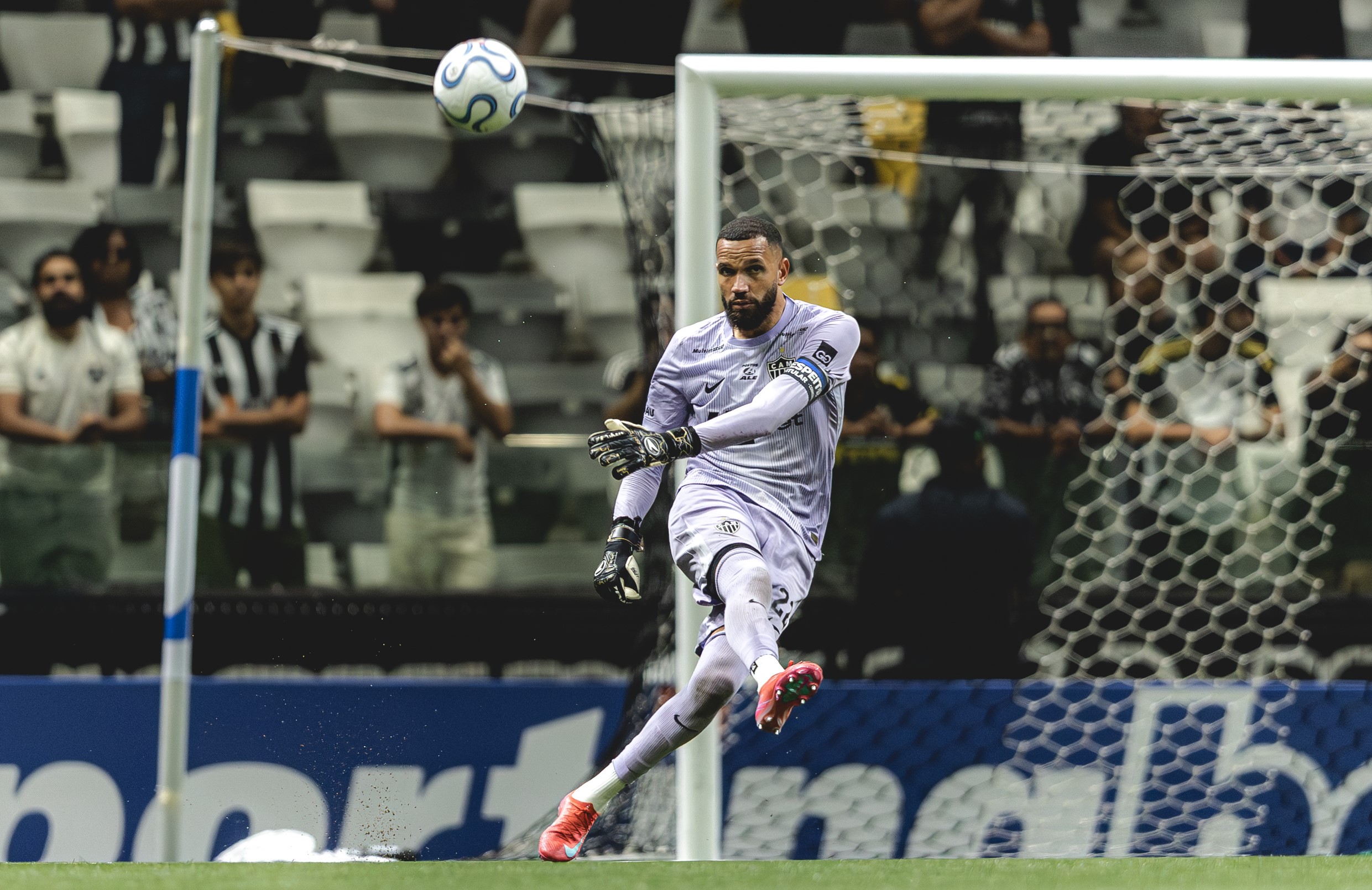 Everson é especialista em pegar pênaltis (Foto: Pedro Souza/Atlético)