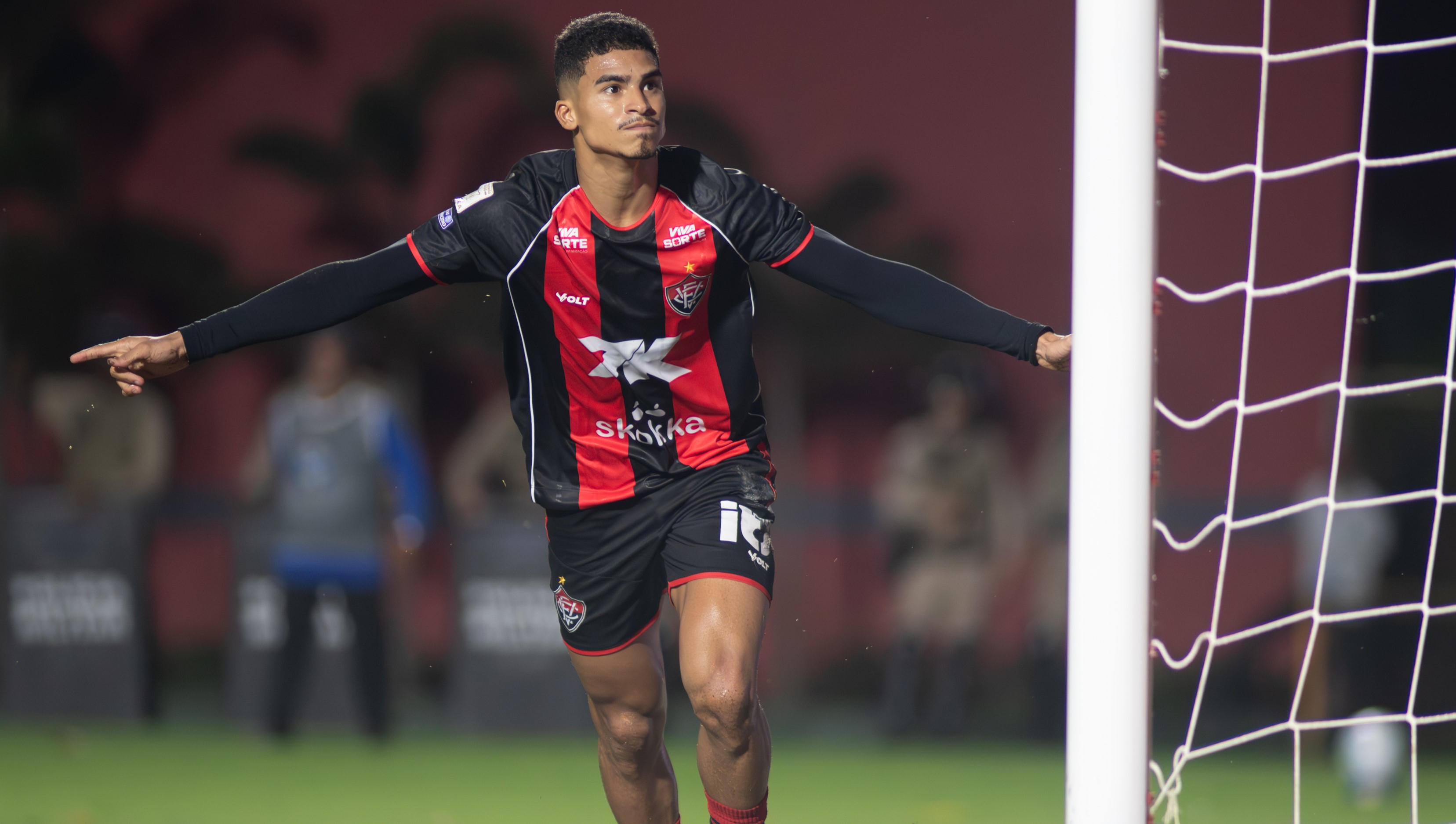 Vai deixar o Vitória? Entenda a situação de Renê e o que diz o regulamento da CBF sobre possível transferência