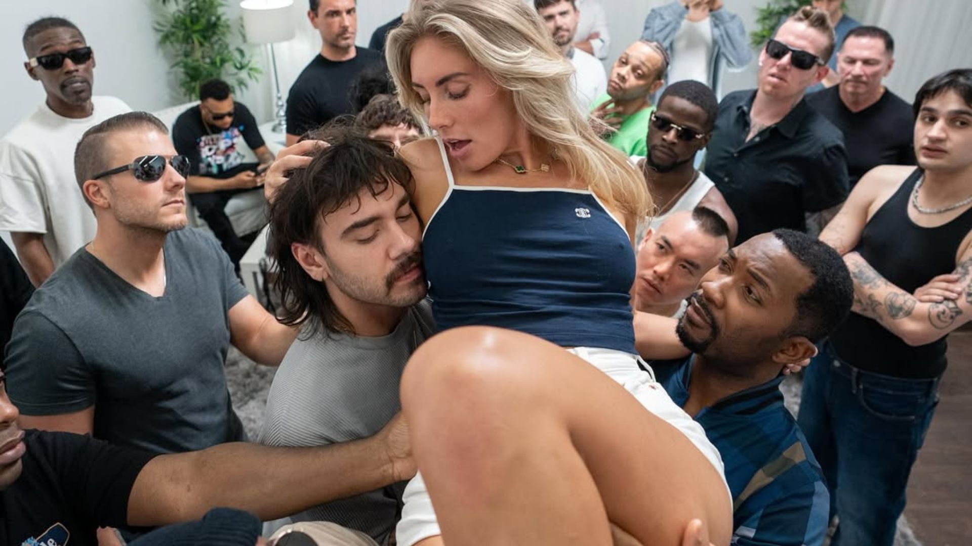 Influenciadora que diz ter feito sexo com mil homens revela que está grávida