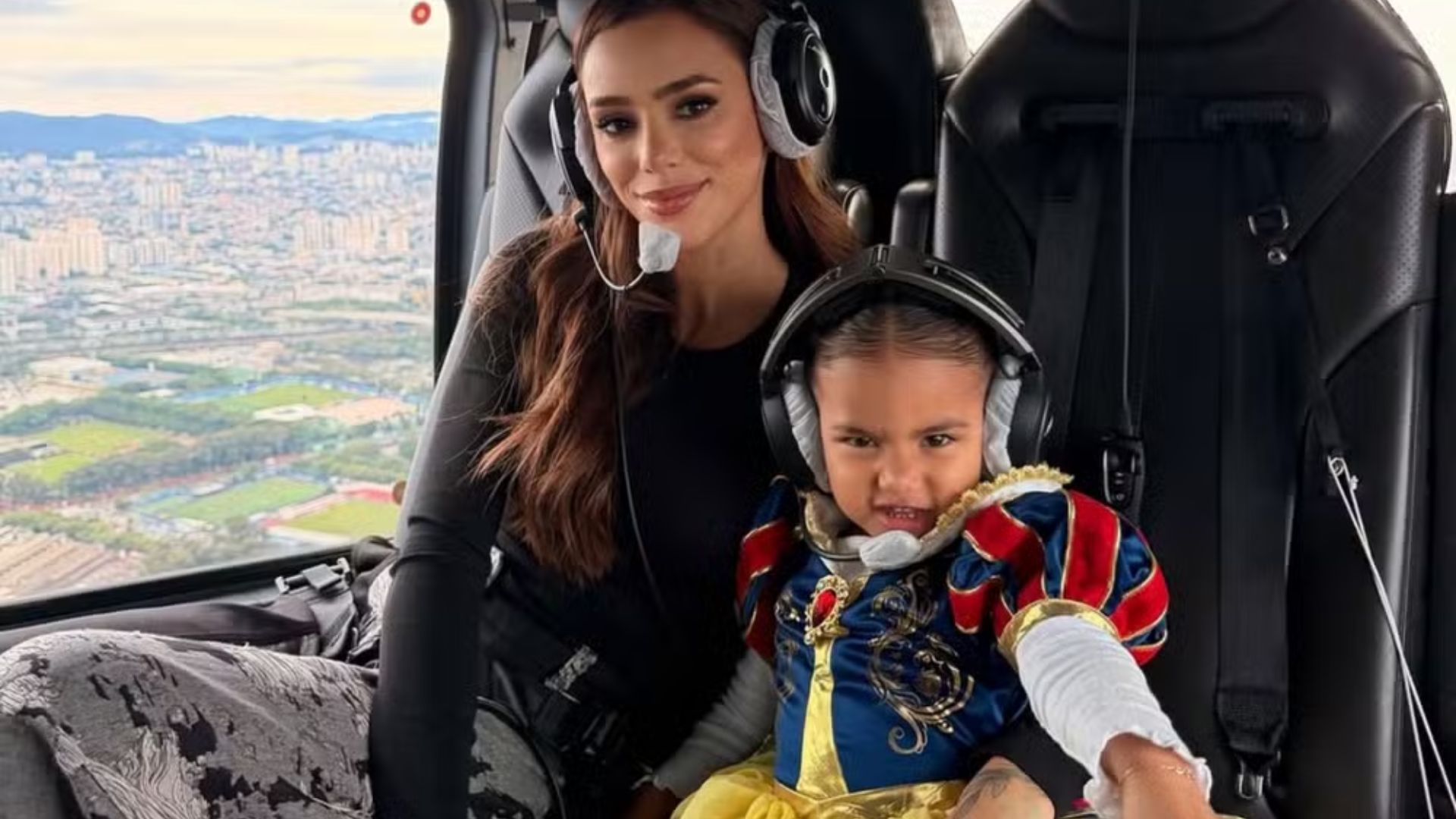 Bruna Biancardi e Mavie passeiam em helicóptero de Neymar avaliado em R$ 50 milhões