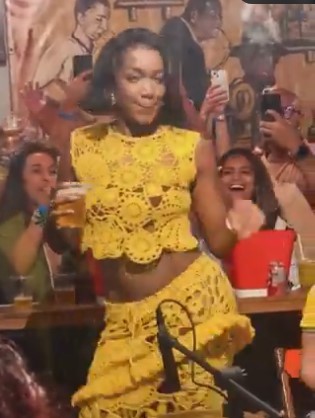 Iza curte roda de samba em bar do Rio de Janeiro
