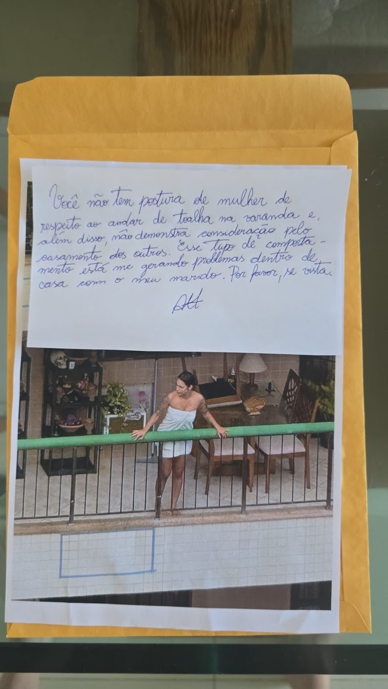 Ex-Malhação expõe bilhete ameaçador após esposa ser fotografada de toalha dentro do próprio apartamento
