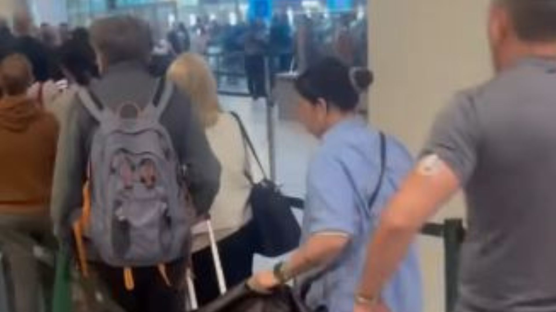 Vereador filma e denuncia longas filas no Aeroporto de Lisboa: “Caos completo”