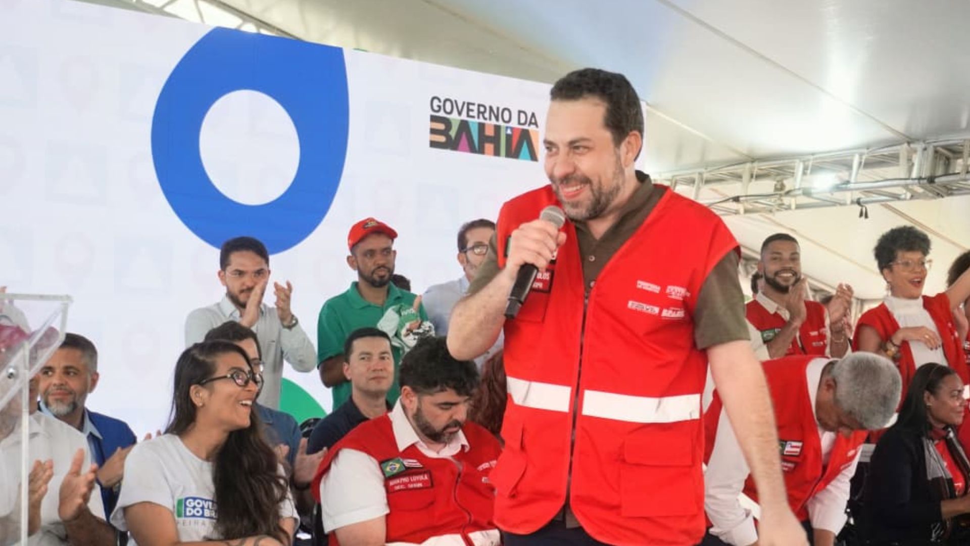 Em Salvador, Boulos sobe o tom contra Flávio: "Tem que ter autoridade moral para falar em crime organizado"