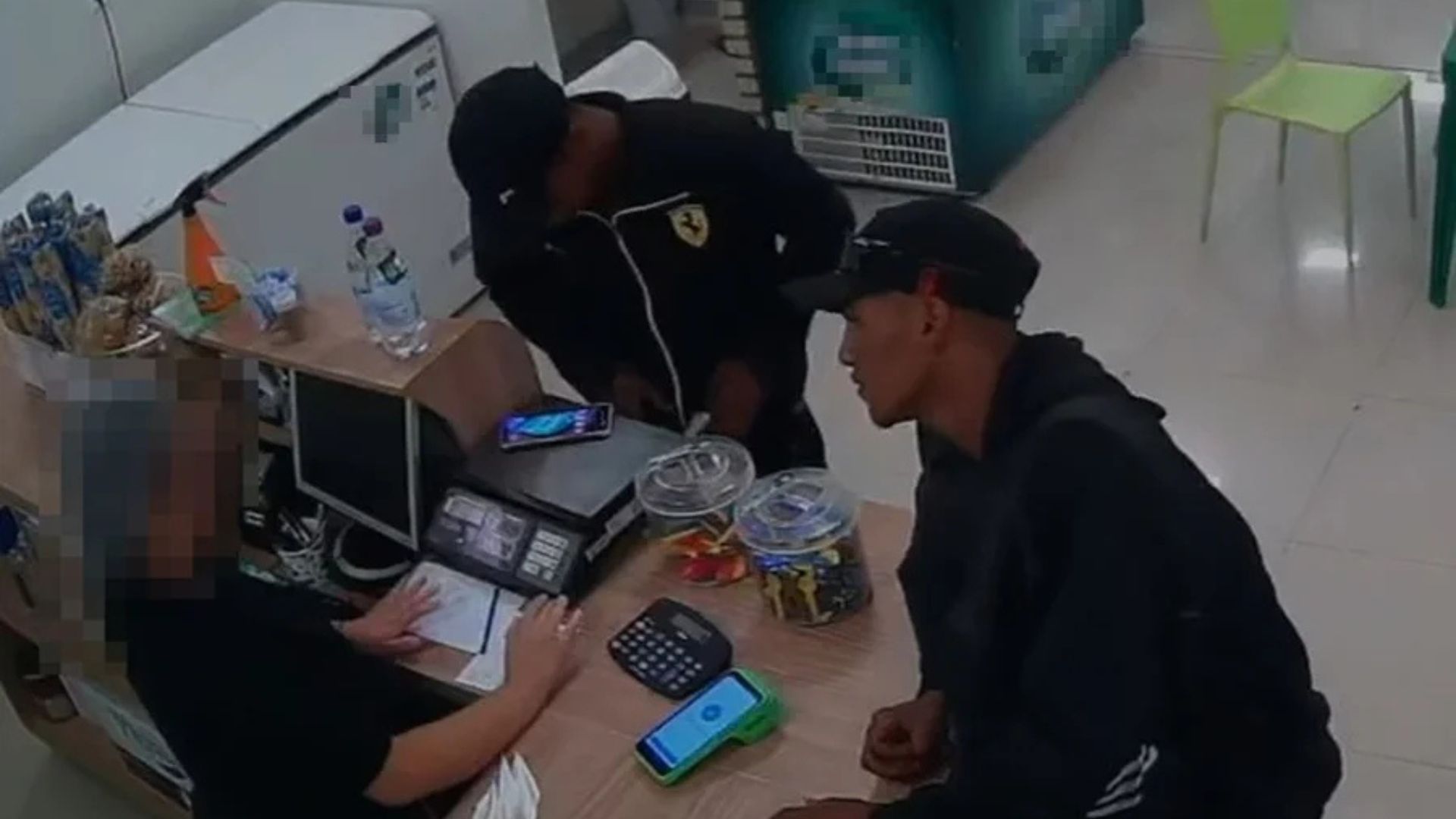 VÍDEO: Ladrão beija atendente de caixa após assaltar sorveteria