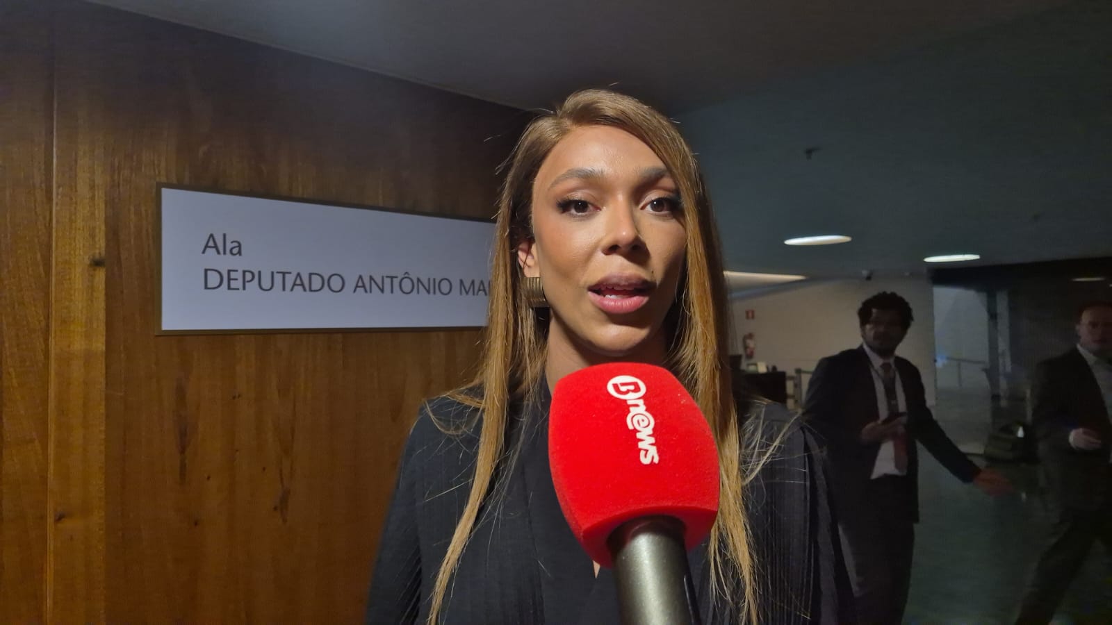 DIRETO DE BRASÍLIA: "A Câmara é retardatária nessa matéria", diz Érika Hilton