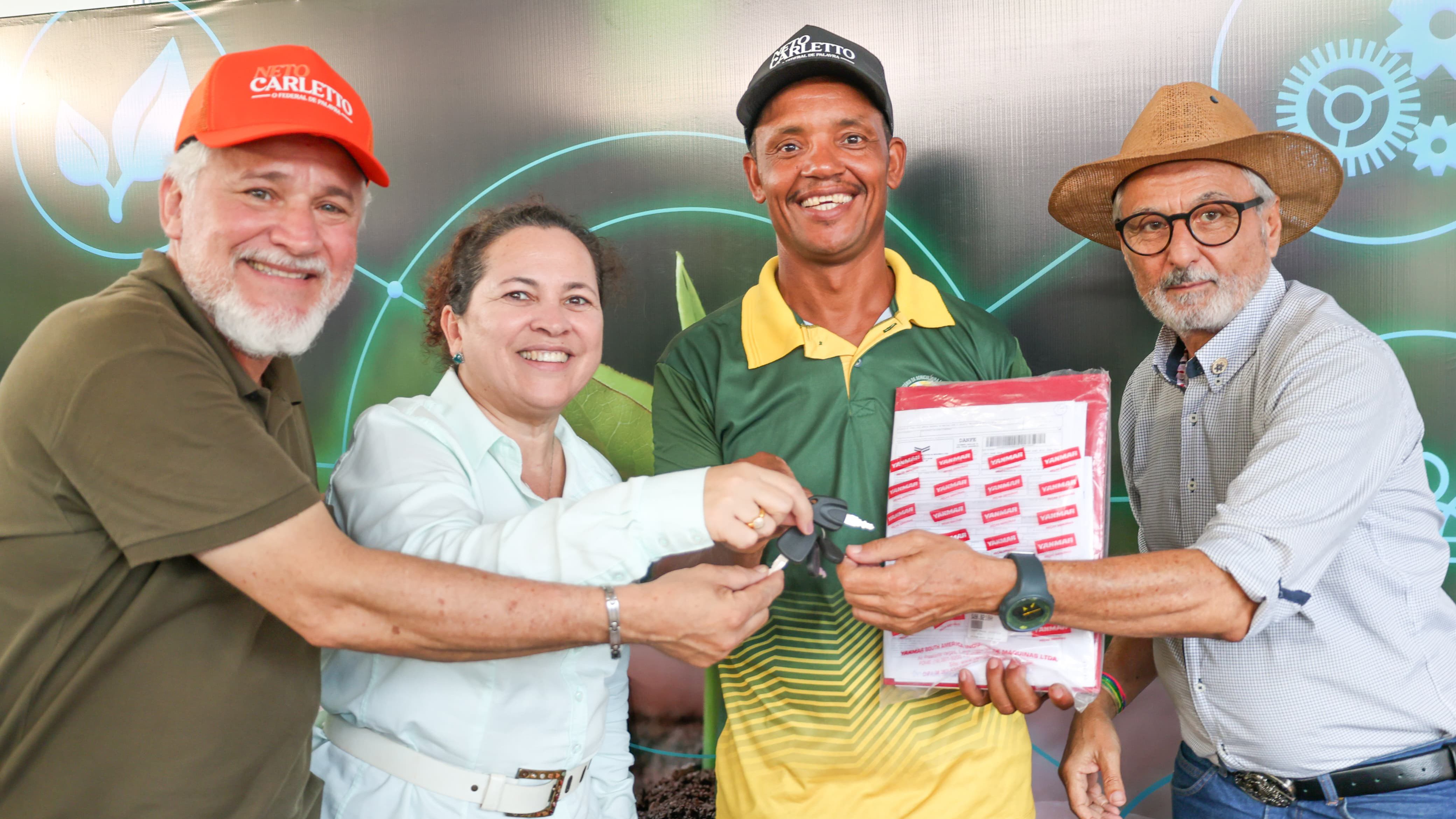 Produtores do extremo sul são homenageados durante Euna Agro; evento também marcou entrega de equipamentos agrícolas