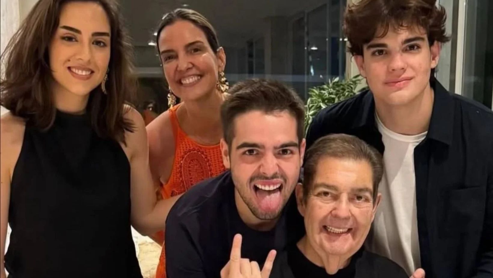 Filho de Faustão faz desabafo sobre saúde do pai e revela possível alta médica; saiba quando