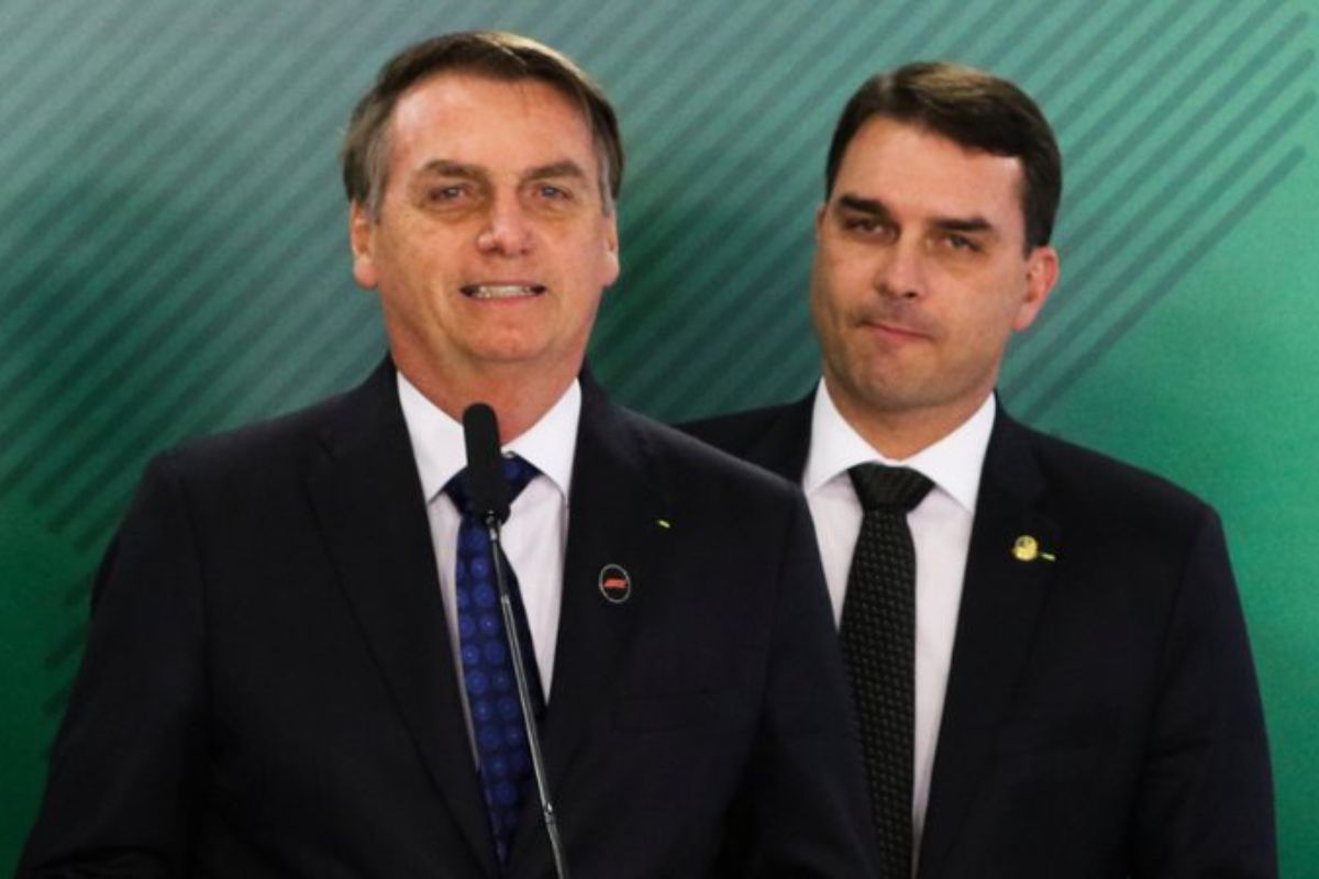 Jair Bolsonaro atua nos bastidores para salvar campanha de Flávio, diz jornal