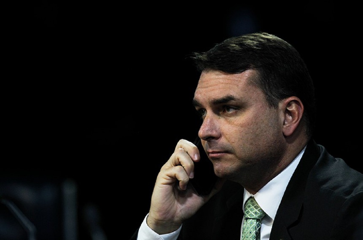 Áudio de Flávio Bolsonaro cobrando dinheiro de Daniel Vorcaro cai como uma bomba no meio político