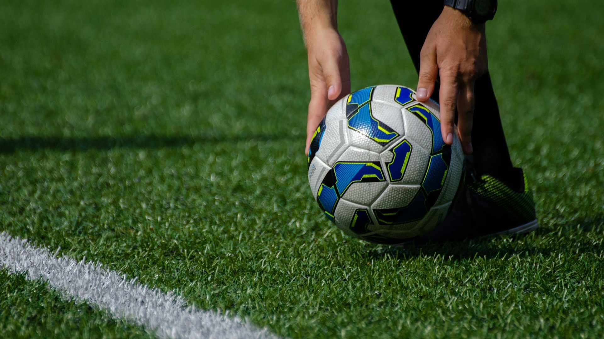 Ex-mulher de ex-jogador da Seleção é apontada como chefe de quadrilha das 