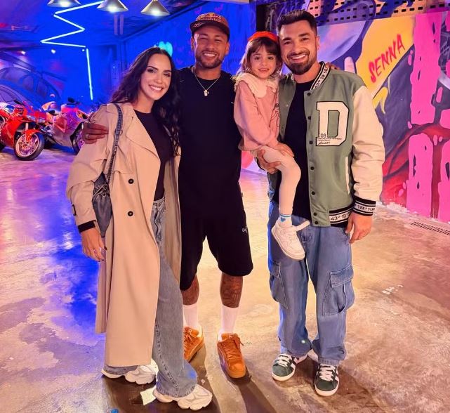 Gabe Cardoso e o marido, Felipe Saab, com Neymar (Foto: Reprodução/Instagram)