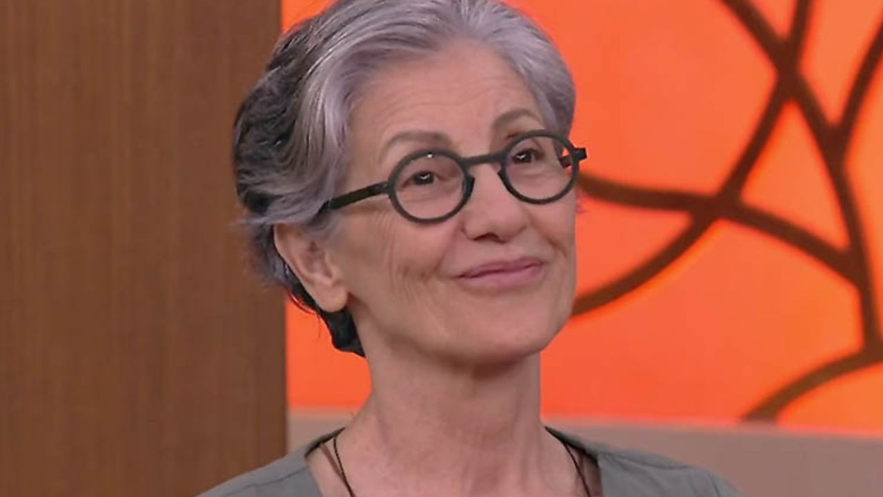 Após caso de transfobia, Cássia Kis presta depoimento em delegacia