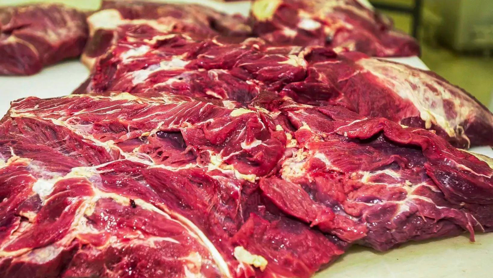 China suspende compra de carne de frigoríficos brasileiros após identificar substância proibida