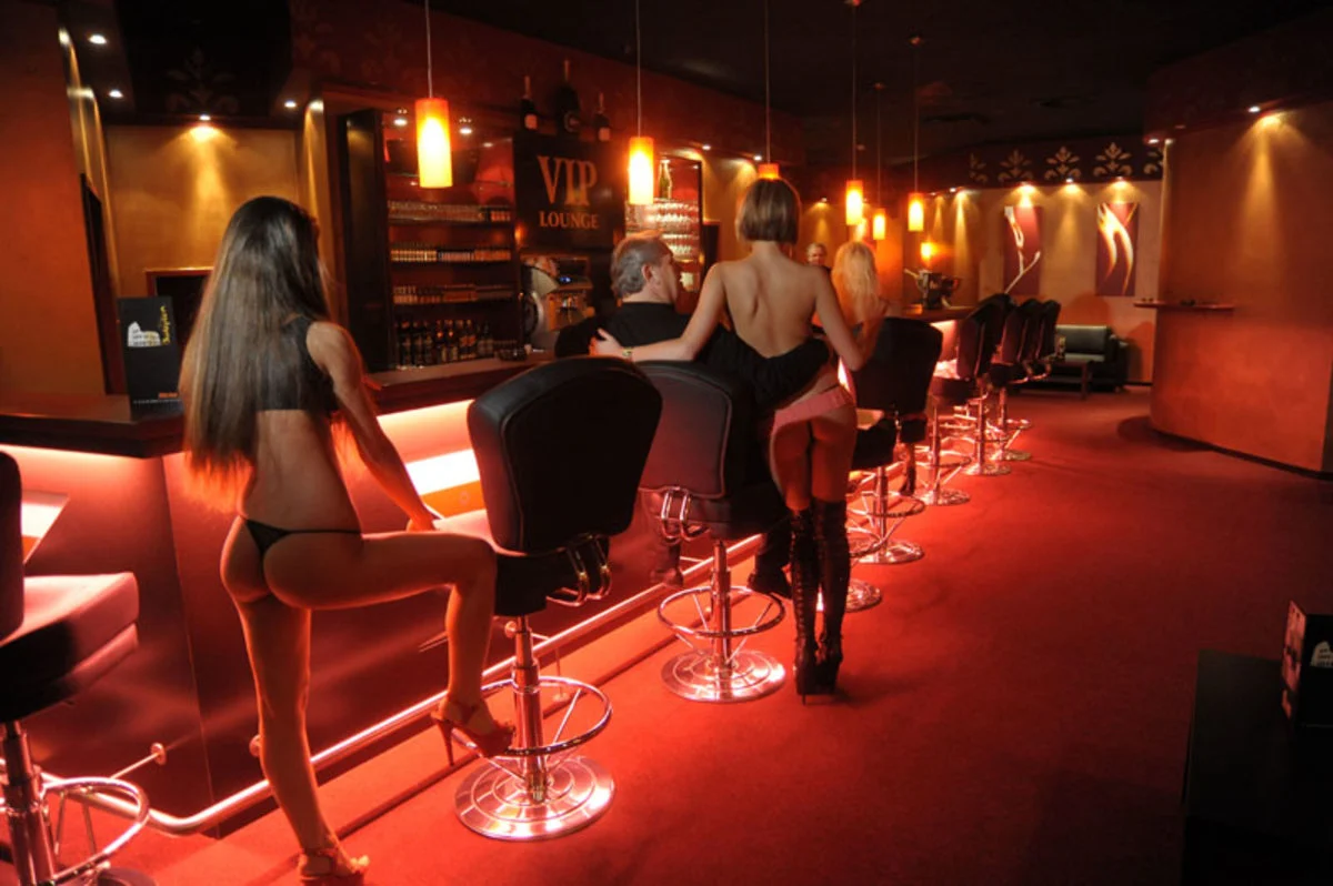Terno na mão, calcinha no chão: festa com prefeitos de todo o país em Brasília é regada a "sacanagem luxuosa" e prostituição