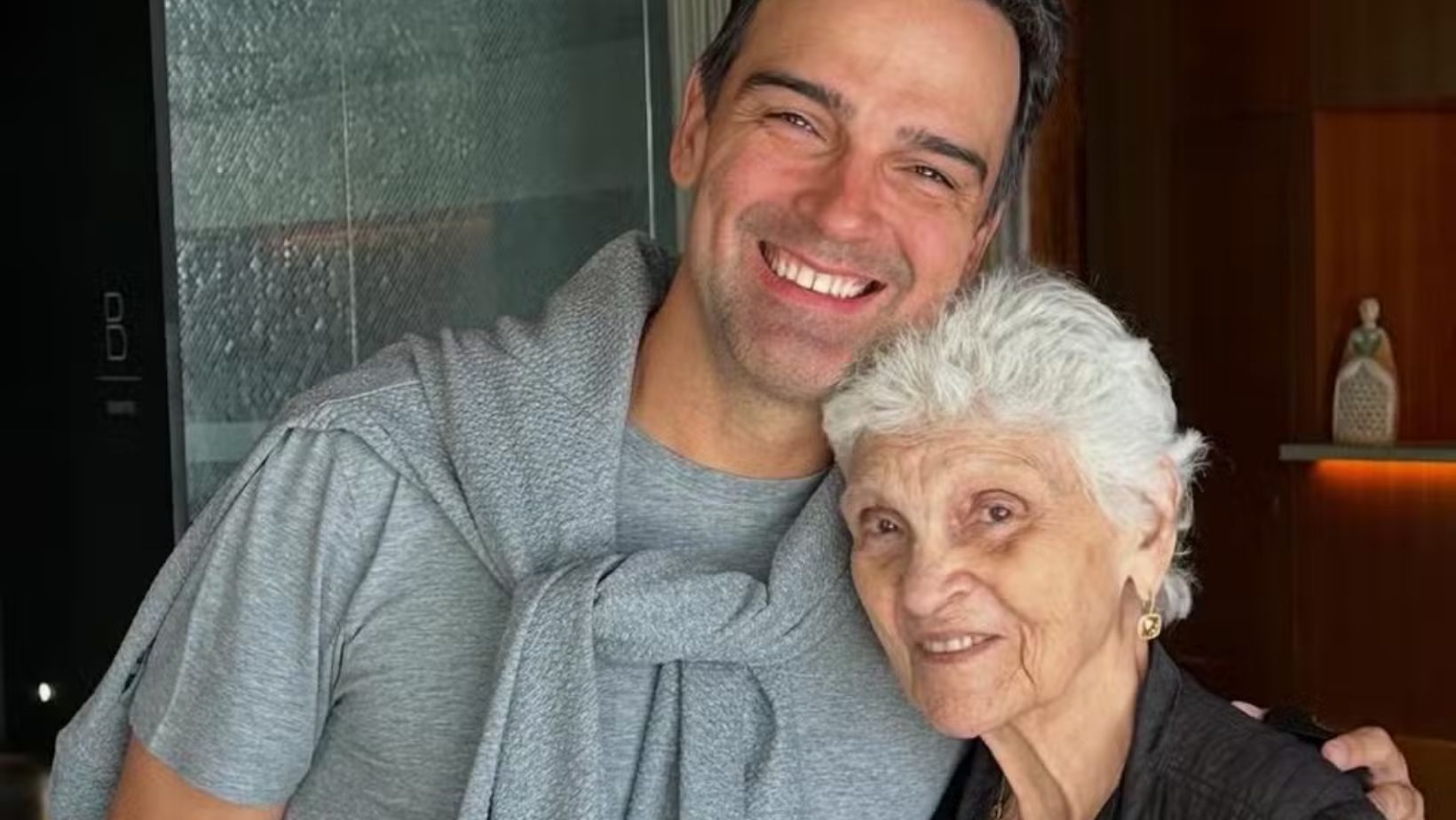 Um mês após morte de Oscar, Tadeu Schmidt lamenta morte da mãe: “Descanse em paz, Dona Janira”