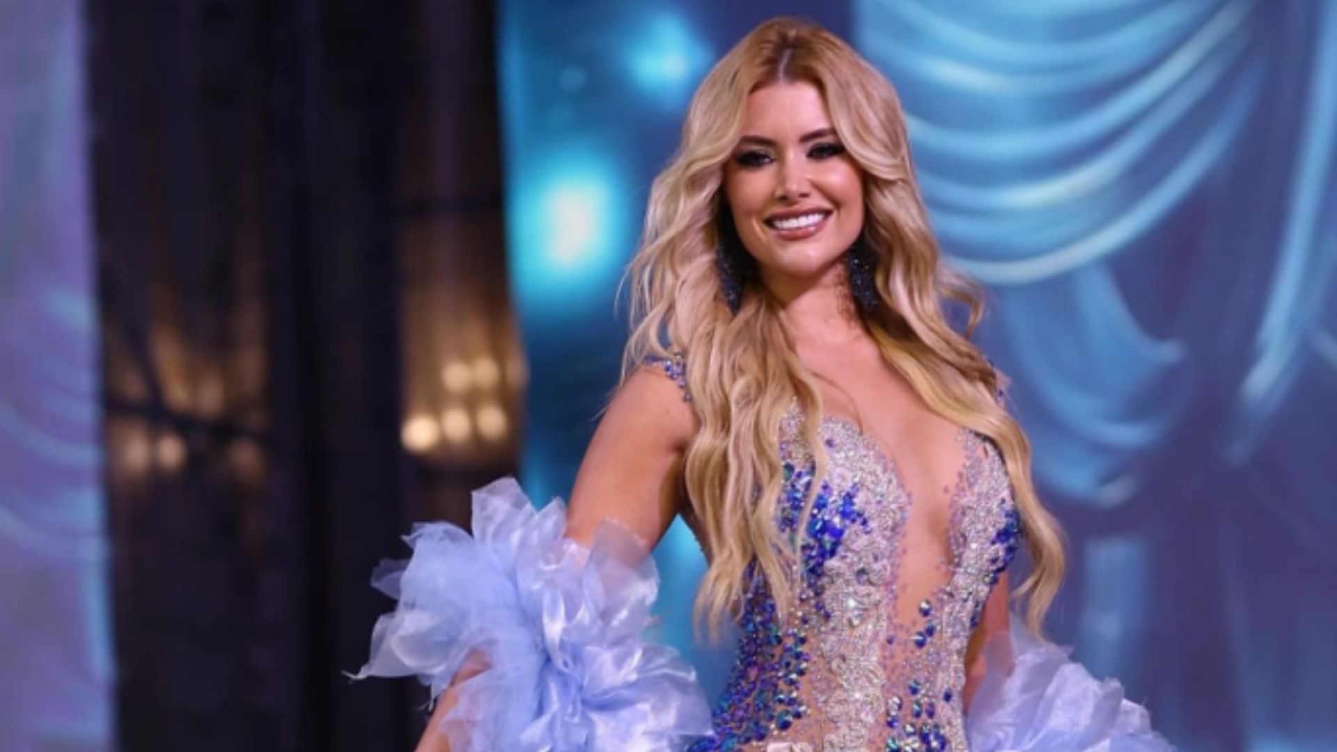 VÍDEO: Miss Brasil se desequilibra no palco e cai durante concurso internacional