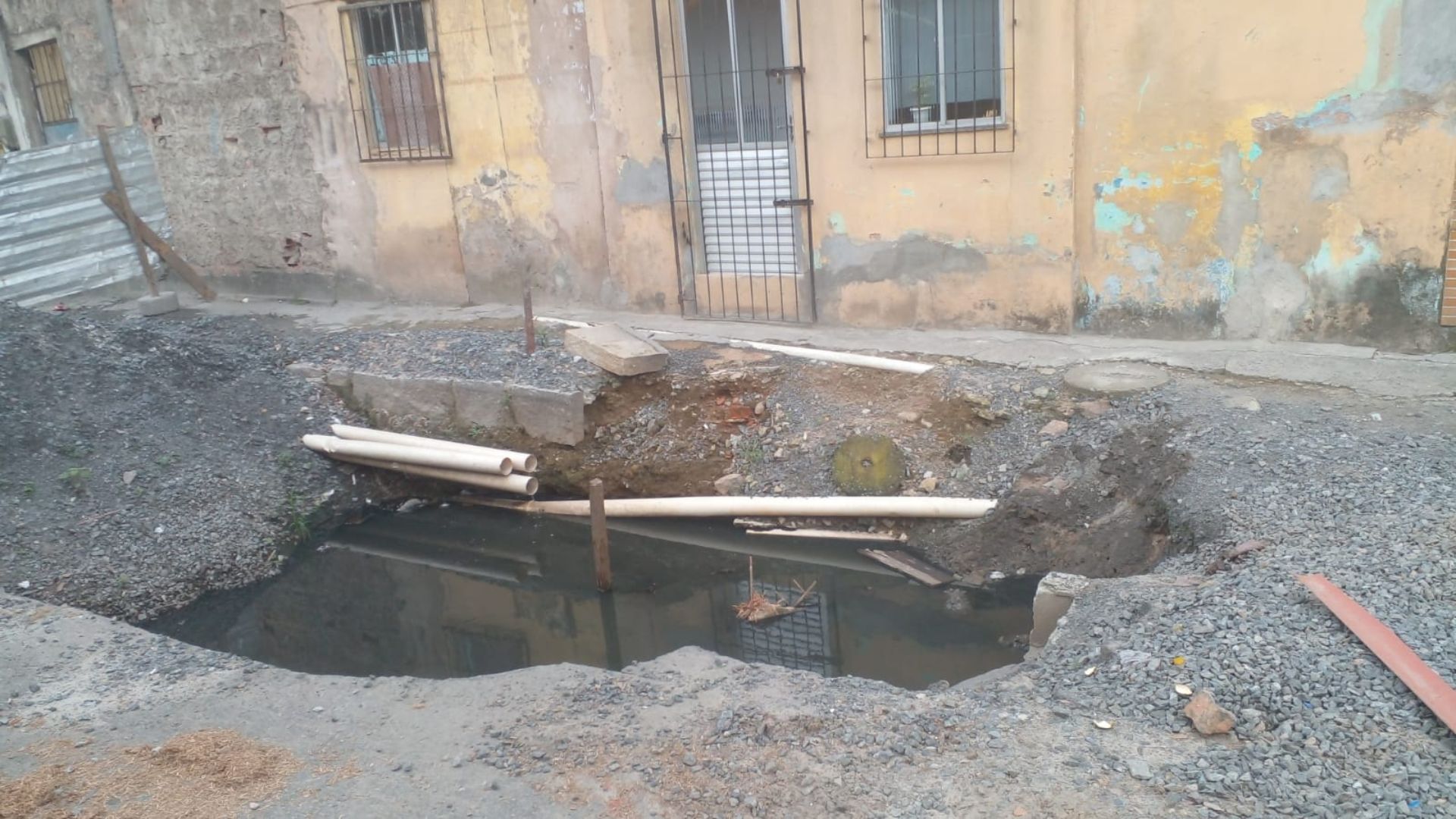 VÍDEO: Obra abandonada expõe esgoto, exala mau cheiro e trava rua em Salvador