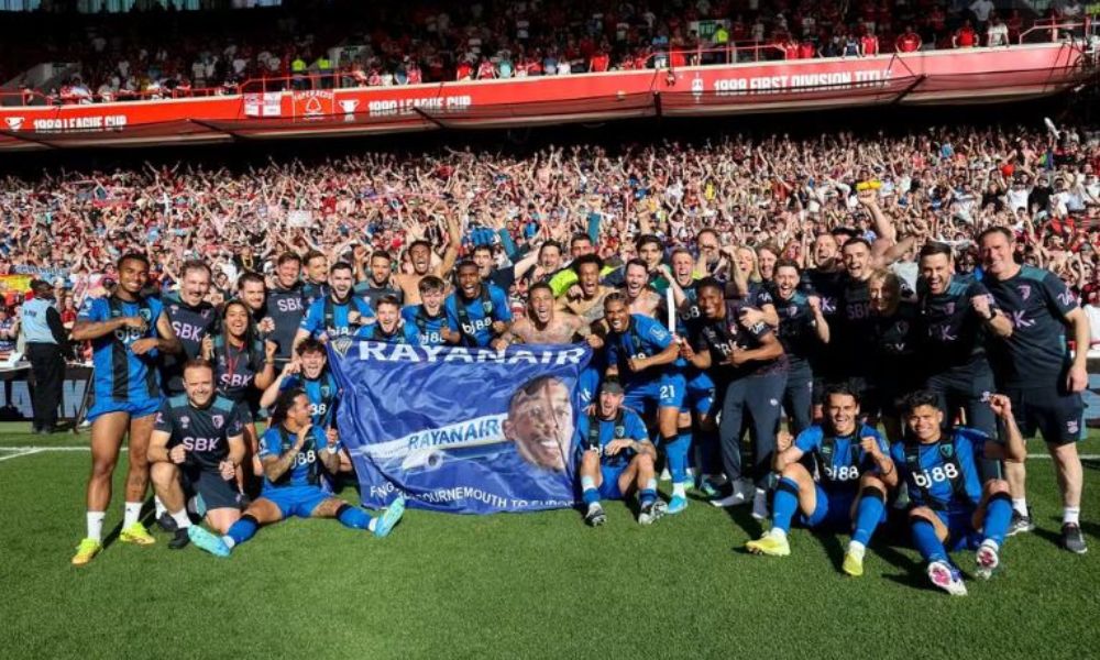 Foto do time comemorando a conquista