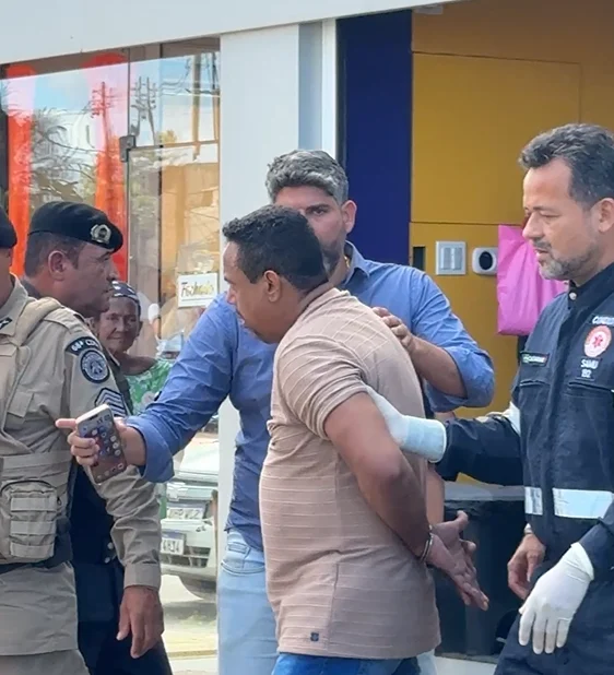 Policial contido após suoposto surto