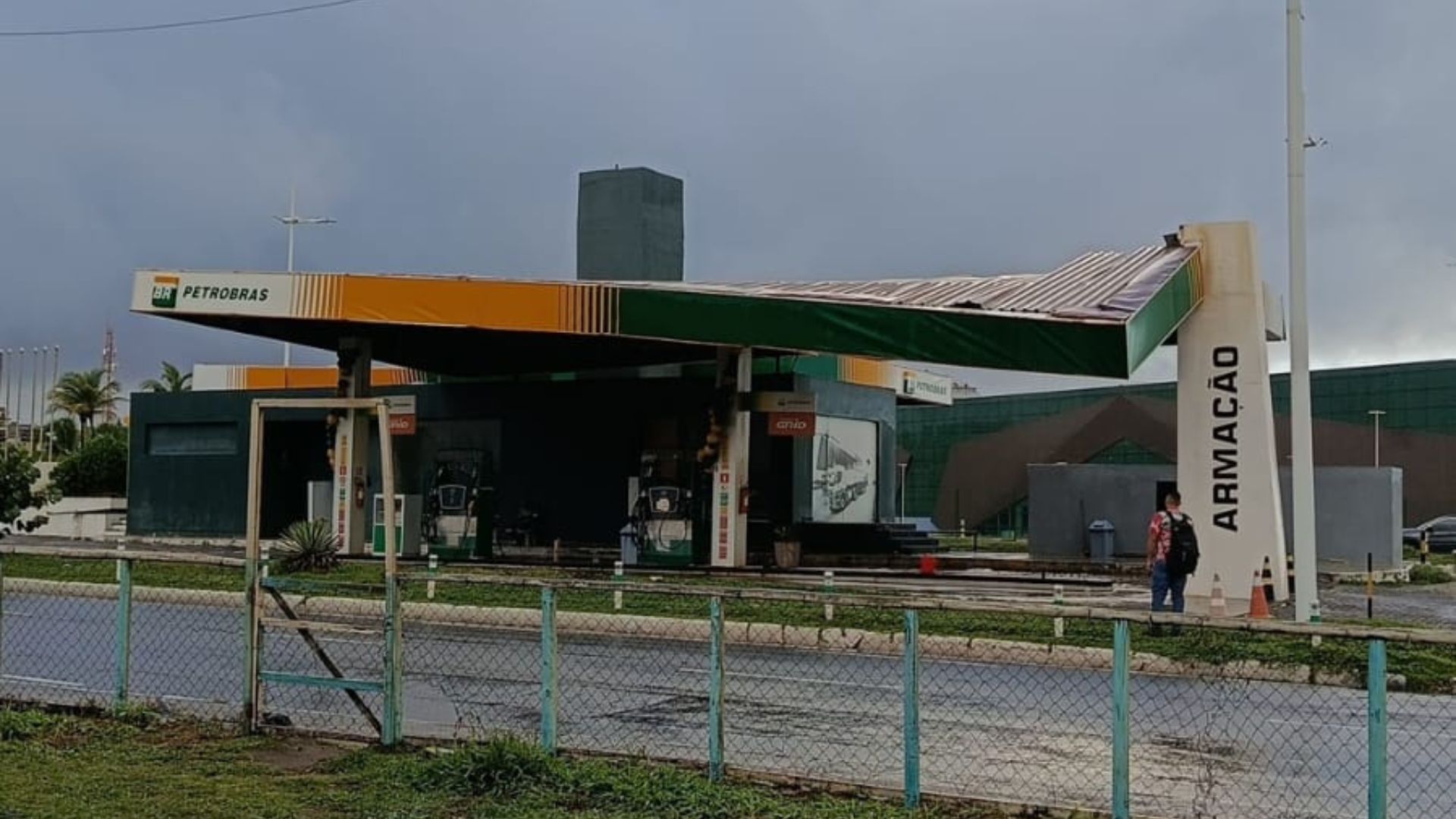 Teto de posto de combustível cede de forma parcial após chuvas em Salvador e preocupa motoristas; assista