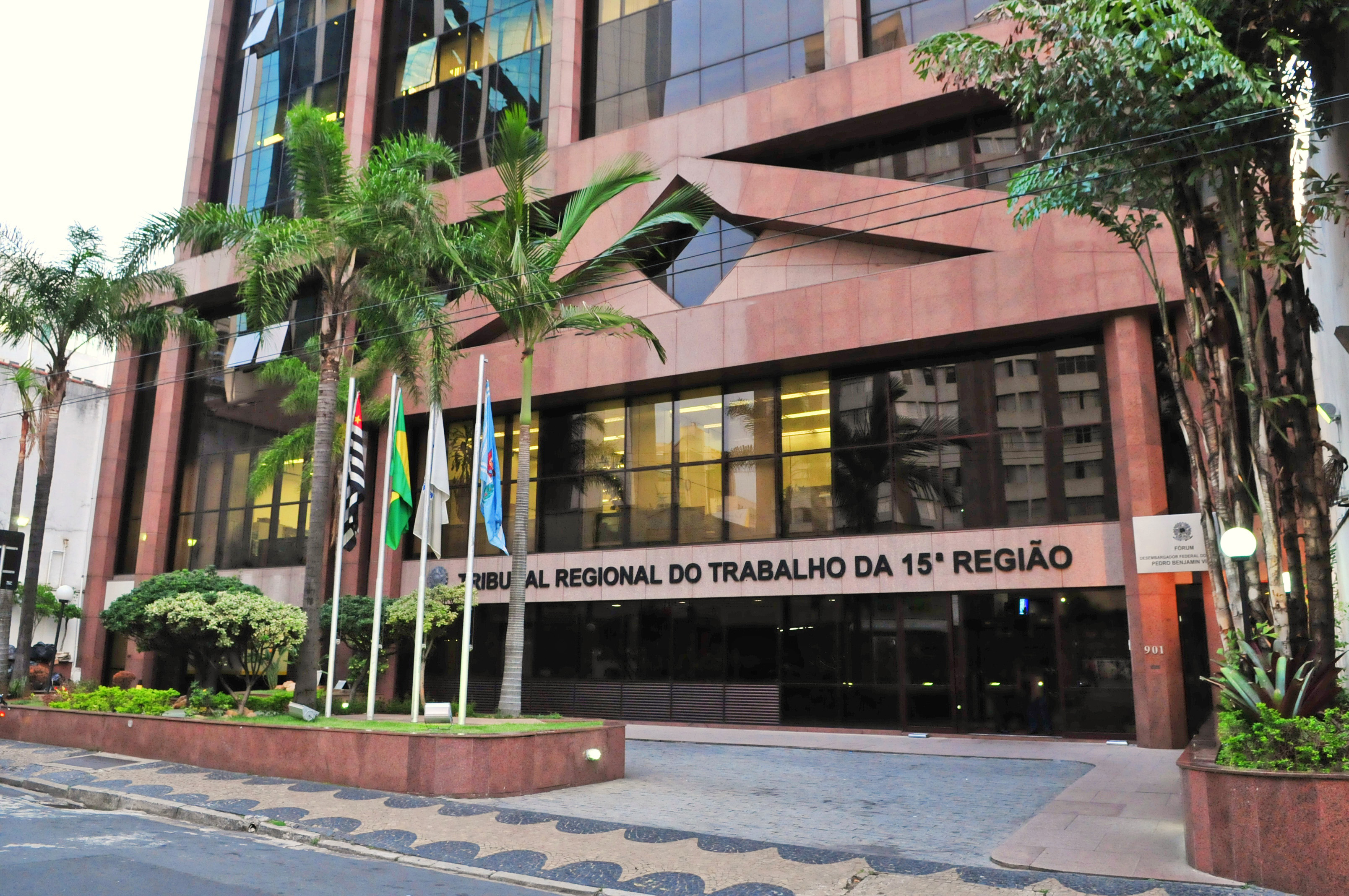 Justiça do Trabalho condena empresa após funcionária ser vítima de estupro coletivo durante expediente