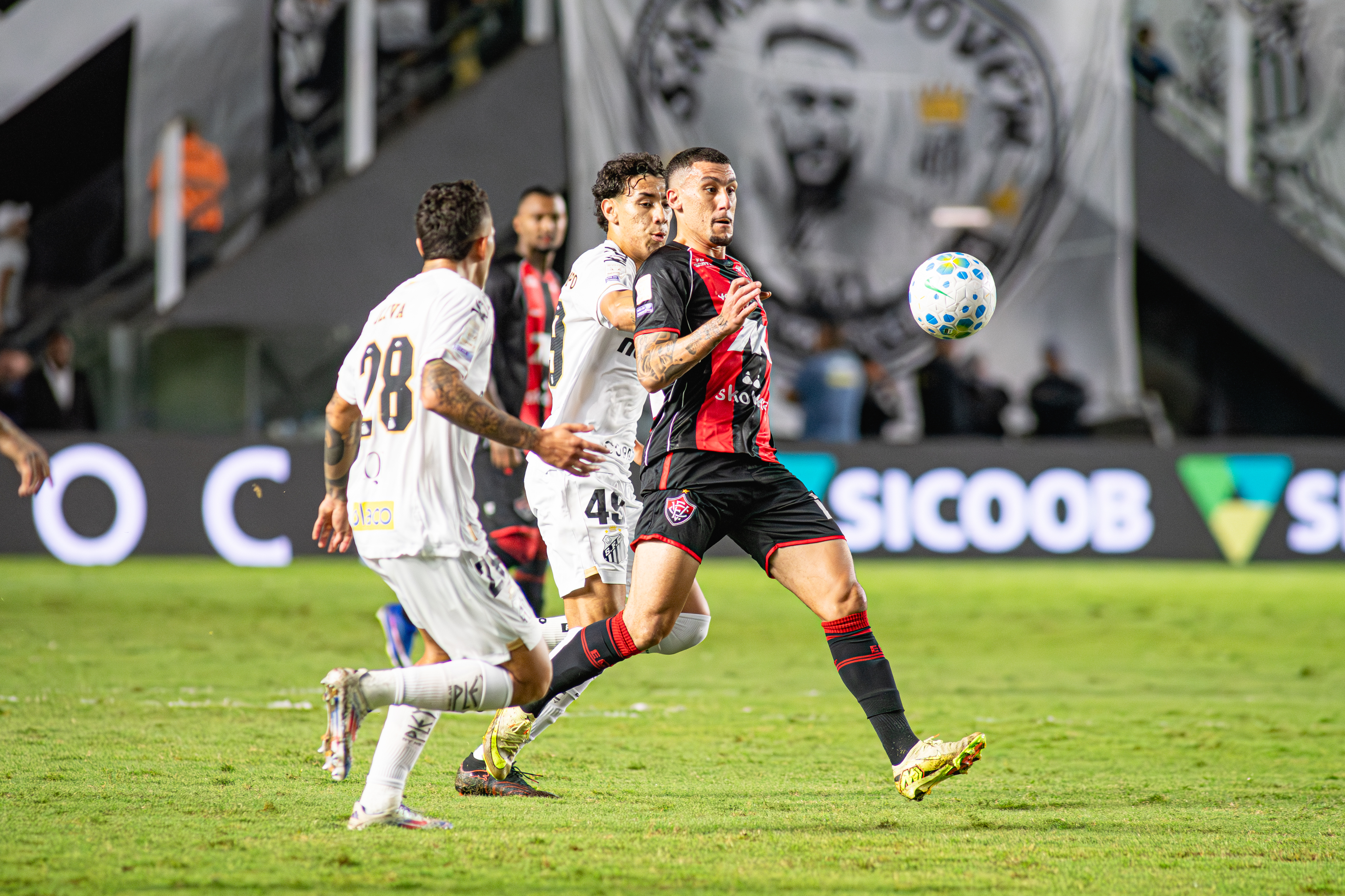 Vitória perde para o Santos na Vila Belmiro e segue sem vencer como visitante no Brasileirão