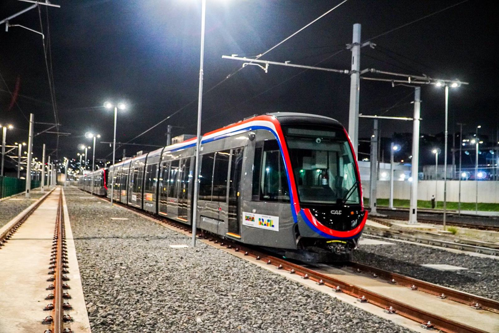 Após suspensão, governo divulga data da licitação de trecho que ligará VLT ao metrô de Salvador