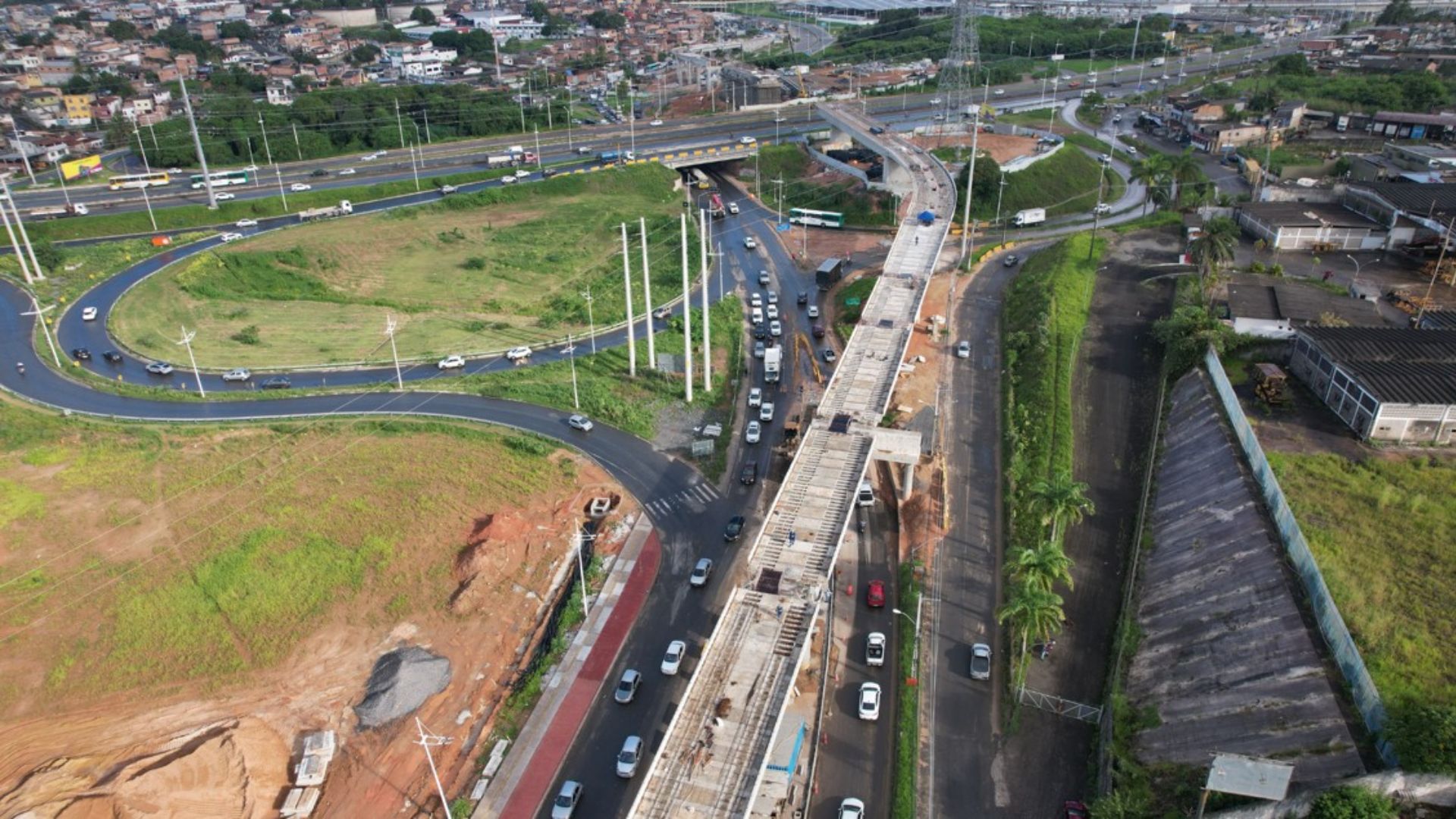 Obras do VLT provocam mudanças no tráfego da BR-324 durante operação de lançamento de vigas