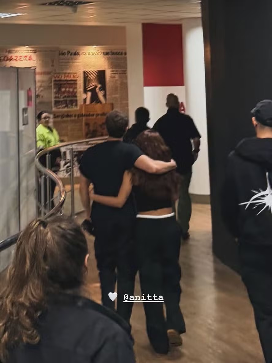 Anitta abraçada a um amigo — Foto: rep/ instagram