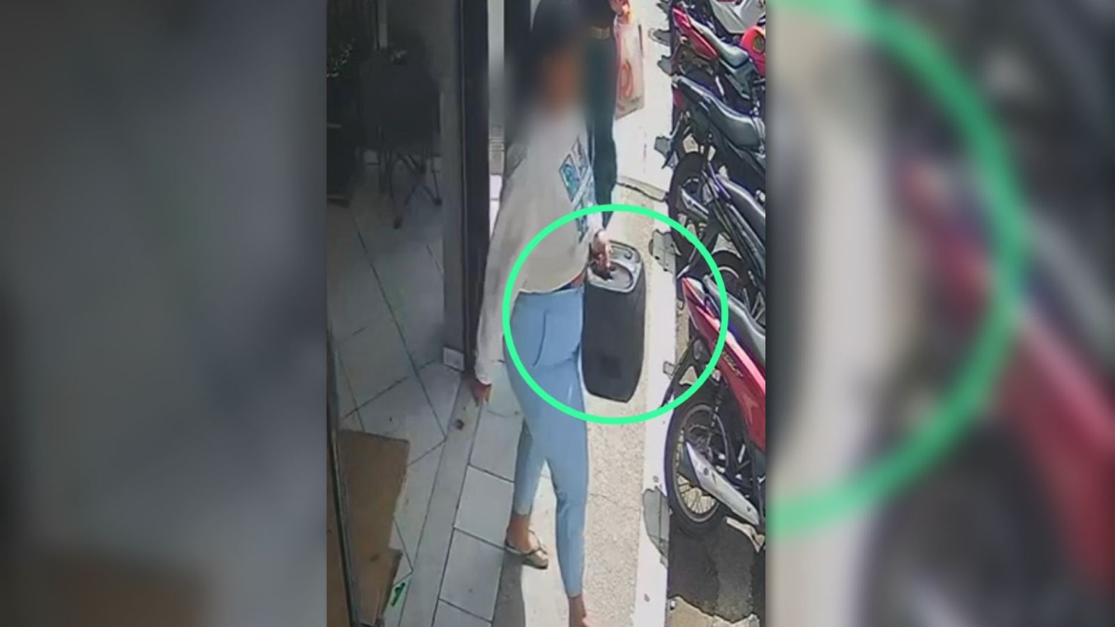 Mulher furta caixas JBL e causa prejuízo de quase R$ 8 mil em loja na Bahia; veja
