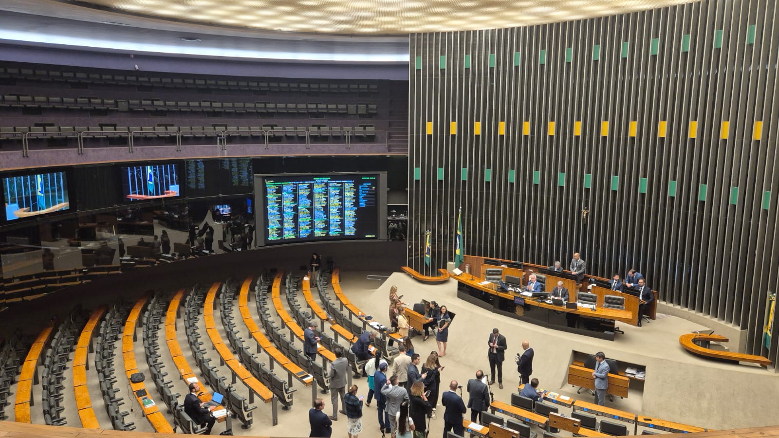 Com plenário vazio, deputados decidem votar PEC das Igrejas