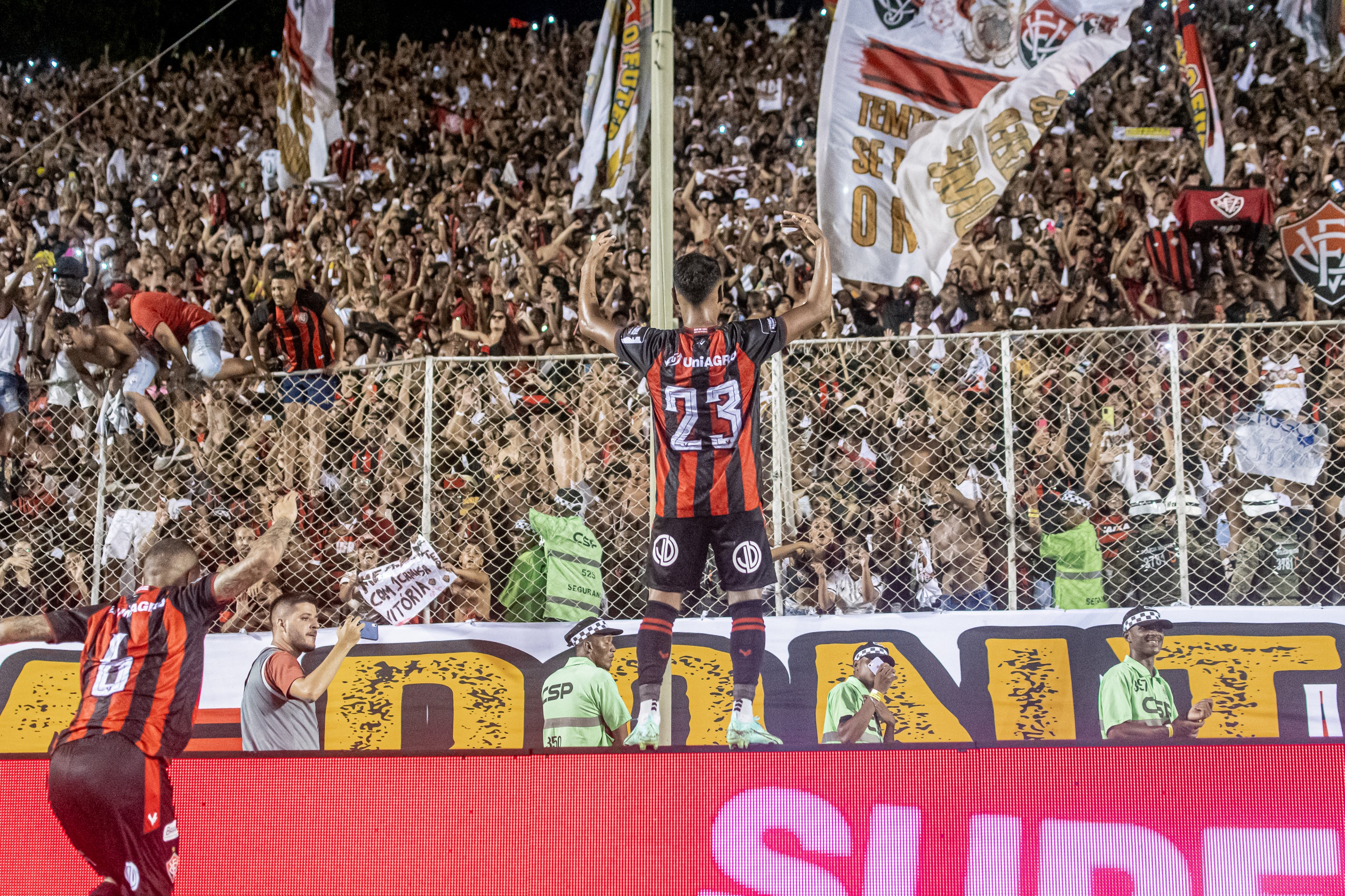 Ex-jogador do Vitória comemora resultado diante do Fortaleza, diz que vai ao Barradão e detona Thiago Carpini: "Treinador fraco"