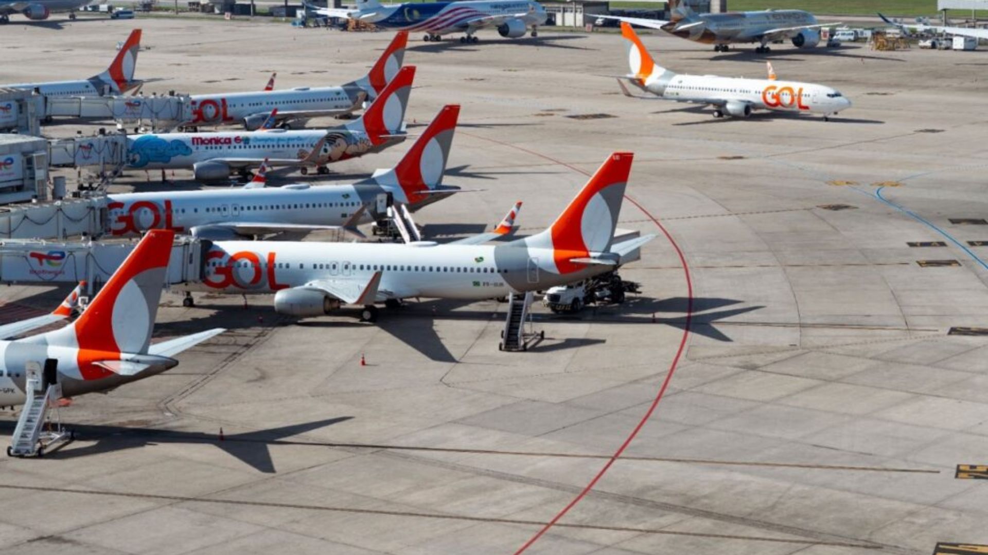 Companhia aérea distribui cerveja de graça em voos no Brasil; saiba quais