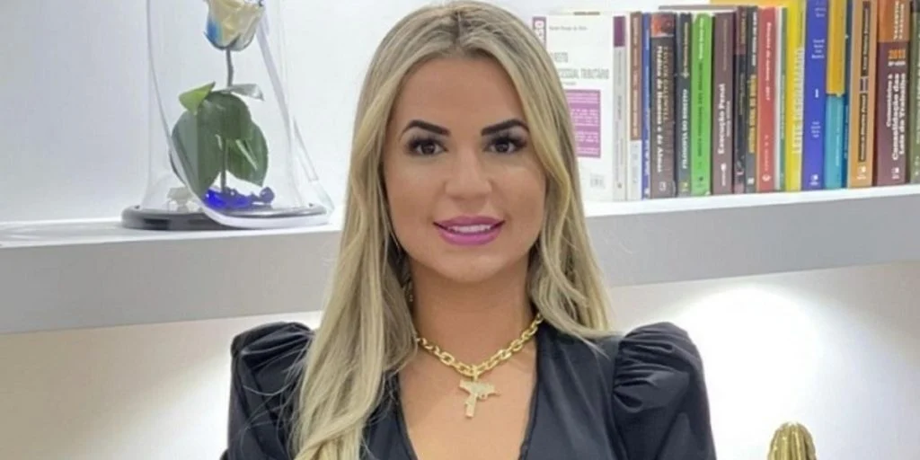 Deolane Bezerra
