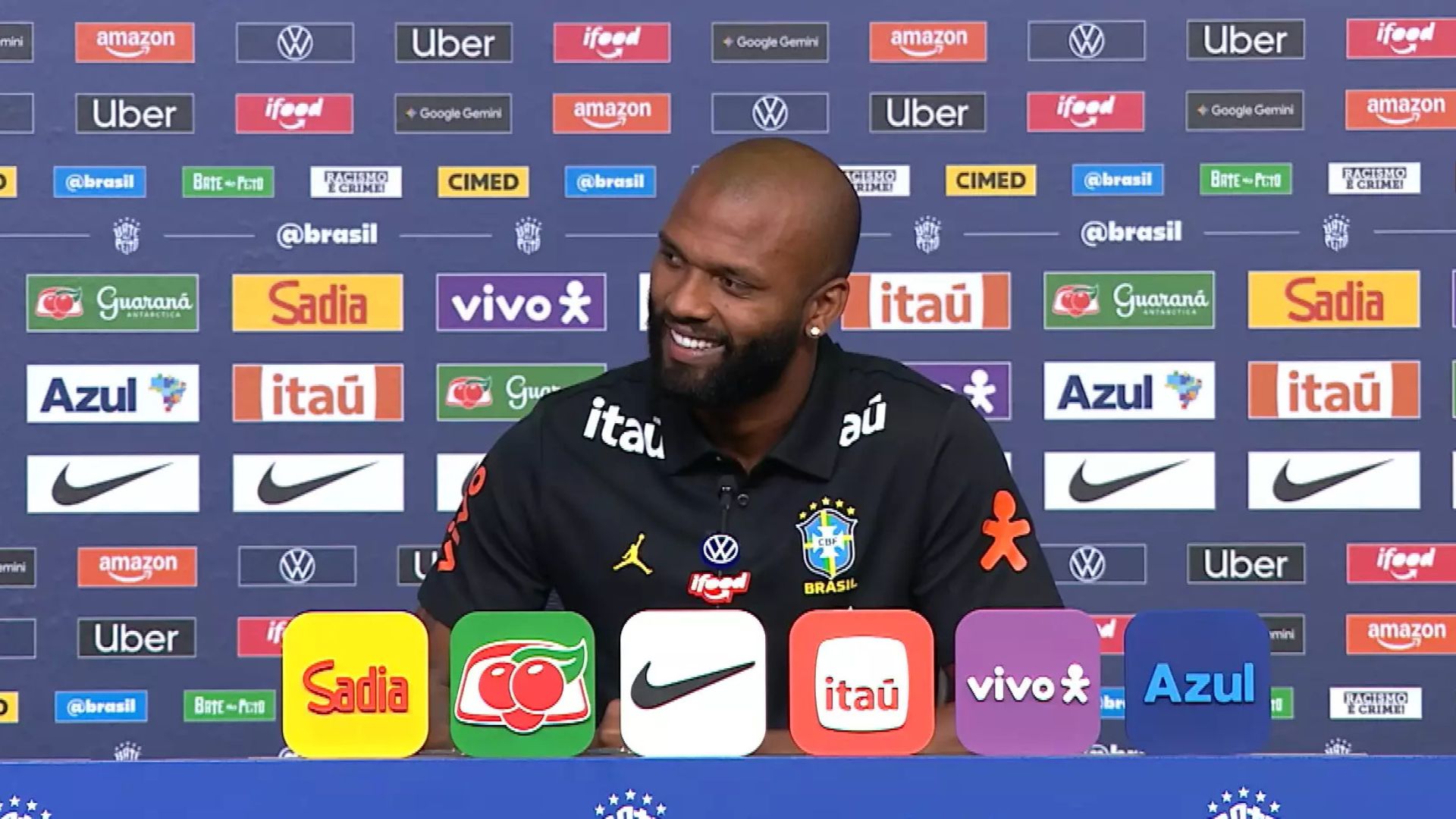 Craques da Seleção Brasileira de Ancelotti viram jornalistas por um dia e brincam com Igor Thiago em entrevista coletiva: “Boa tarde, senhor Igor”