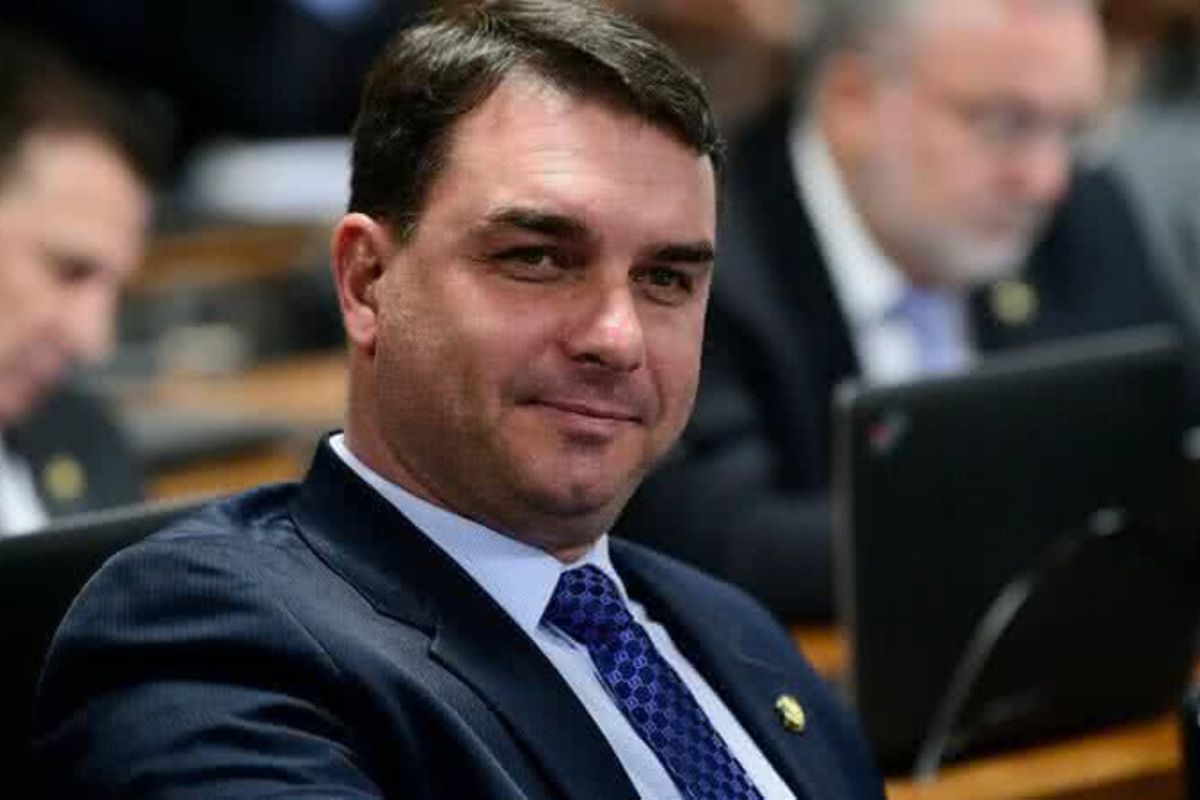 Flávio Bolsonaro pede que ação contra “Dark Horse” seja analisada por André Mendonça