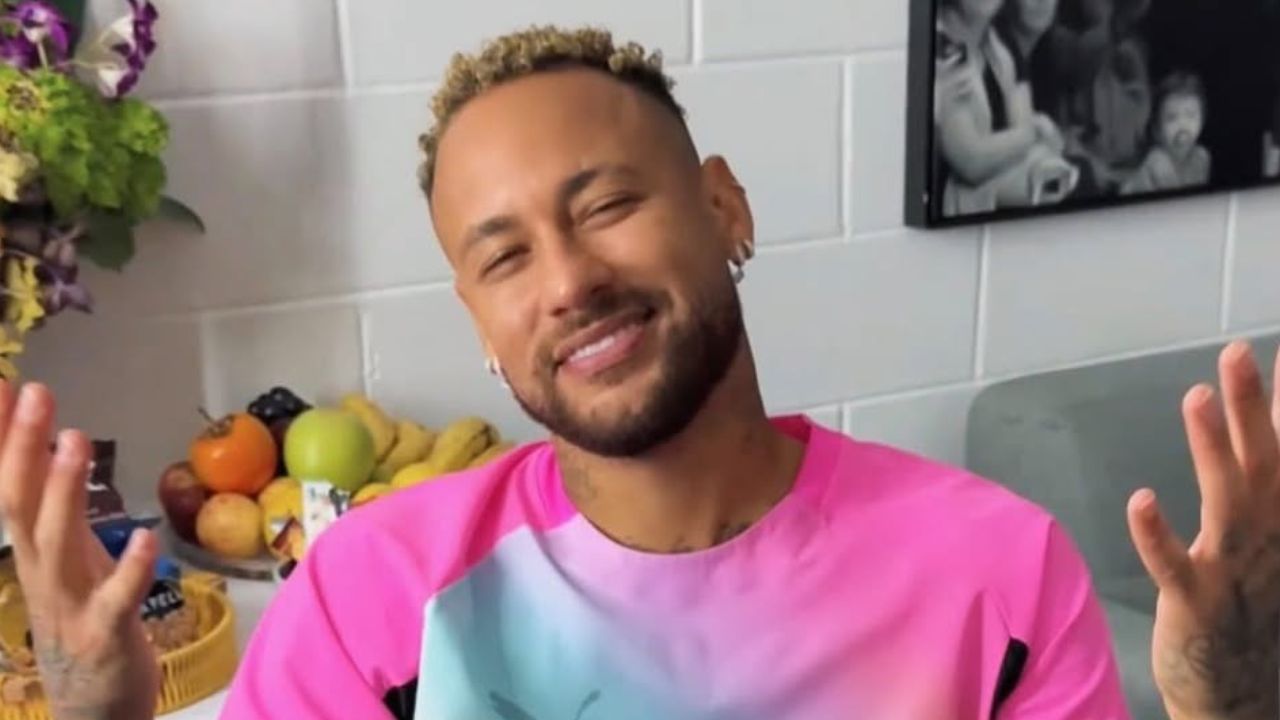 Ex-affair homenageia Neymar Jr. com fotos ousada; confira