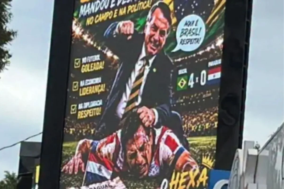 Após confusão, decisão é tomada sobre 57 painéis com montagem de Bolsonaro agredindo jogador
